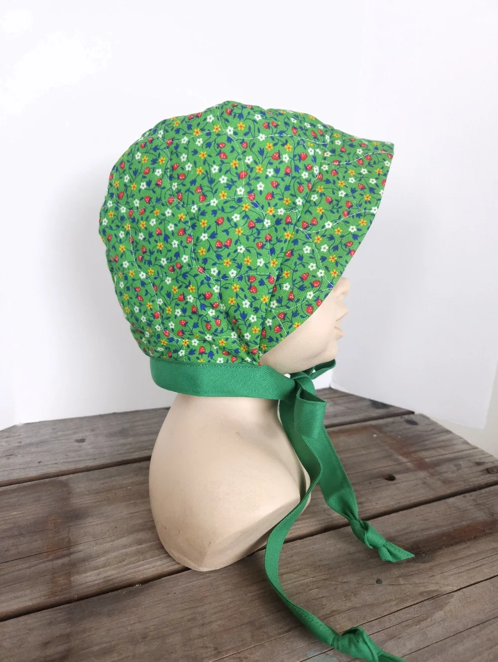 Upcycled Green Calico Quilted Baby Bonnet Reversible Strawberry Shortcake 6-12 M - Picture 5 of 10